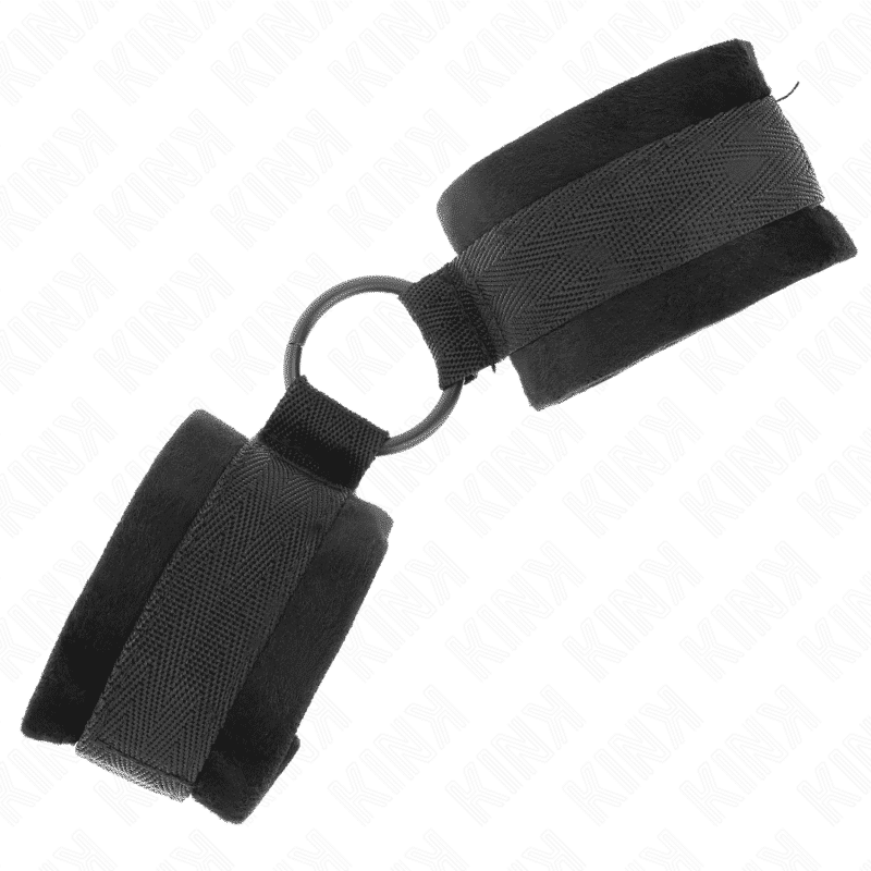 Kink - ADJUSTABLE 25 CM FUR HANDCUFFS WITH 4 CM O-RING IN Black Kink - ADJUSTABLE 25 CM FUR HANDCUFFS WITH 4 CM O-RING IN Black