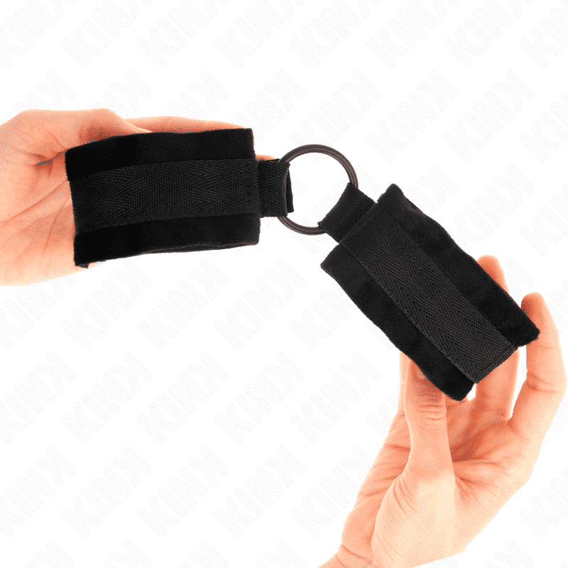 Kink - ADJUSTABLE 25 CM FUR HANDCUFFS WITH 4 CM O-RING IN Black Kink - ADJUSTABLE 25 CM FUR HANDCUFFS WITH 4 CM O-RING IN Black