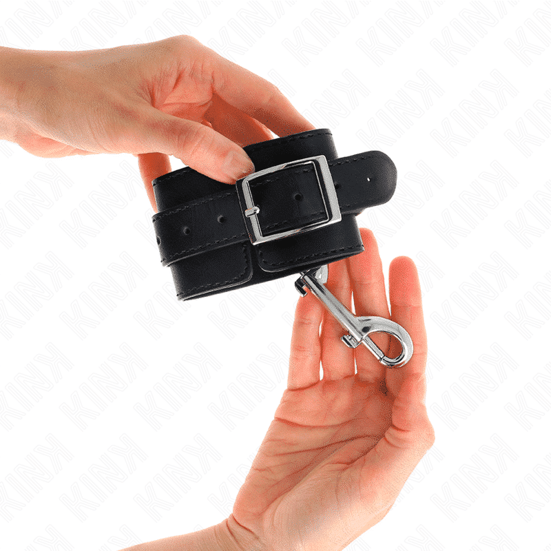 Kink - Retenções de Pulso - Linha de Rebites Únicos Preto Ajustável 17-28 CM X 5 CM Kink - Retenções de Pulso - Linha de Rebites Únicos Preto Ajustável 17-28 CM X 5 CM