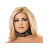 Collar de cuero con tachas